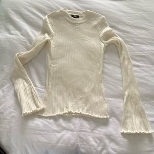 Lightweight ribbbed long sleeve sweater.